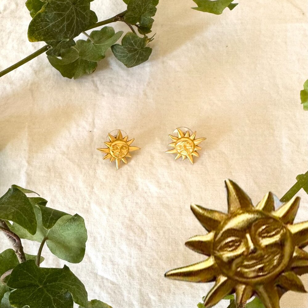 ✨RARE✨ Vintage VTG Golden Gold Yellow Sun Shaped Earrings